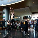 Dans contemporan printre cumpărătorii dintr-un mall bucureștean